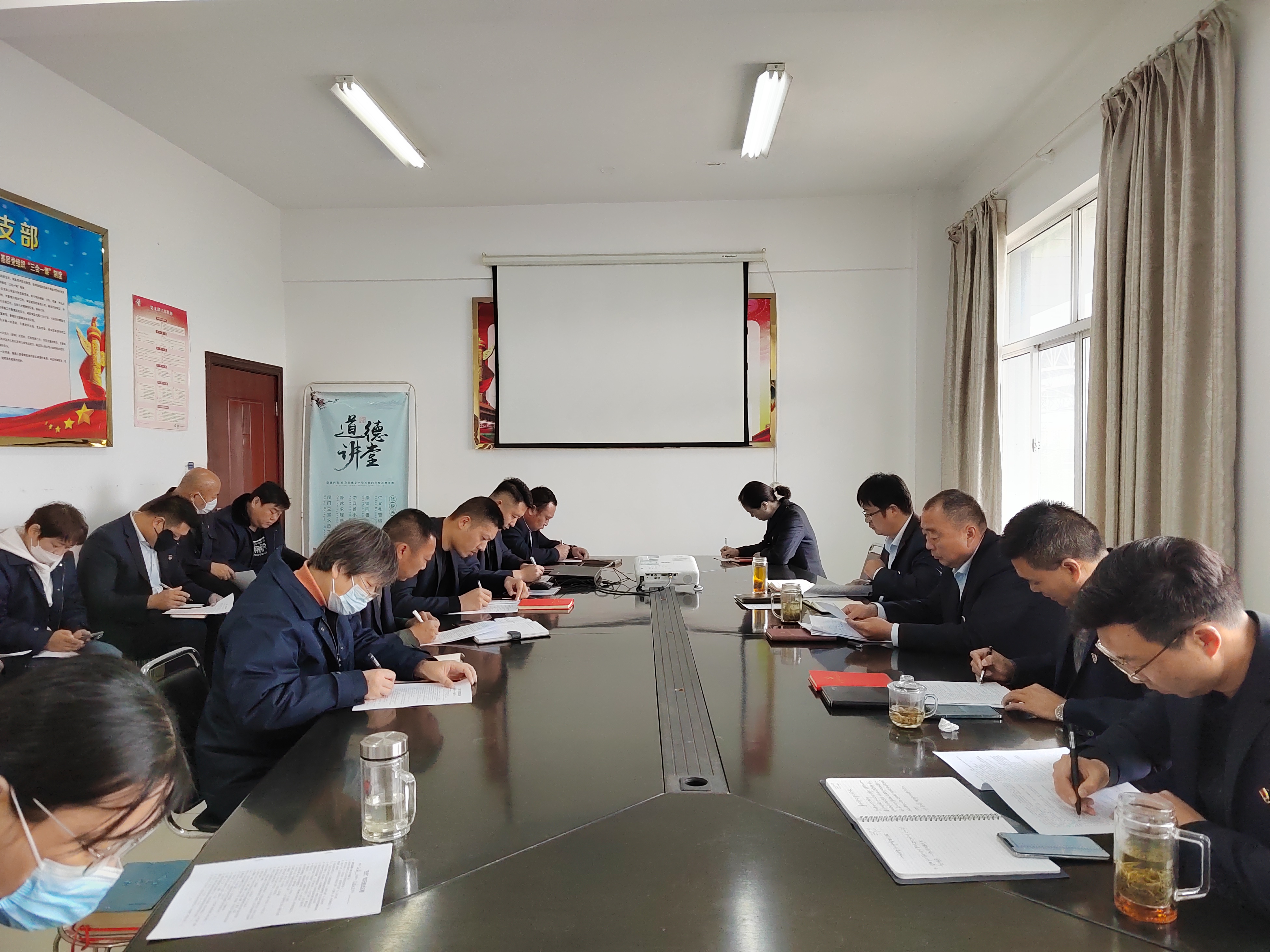 公交集團公交事業(yè)二部黨支部組織開展“四史”學(xué)習(xí)教育專題測試