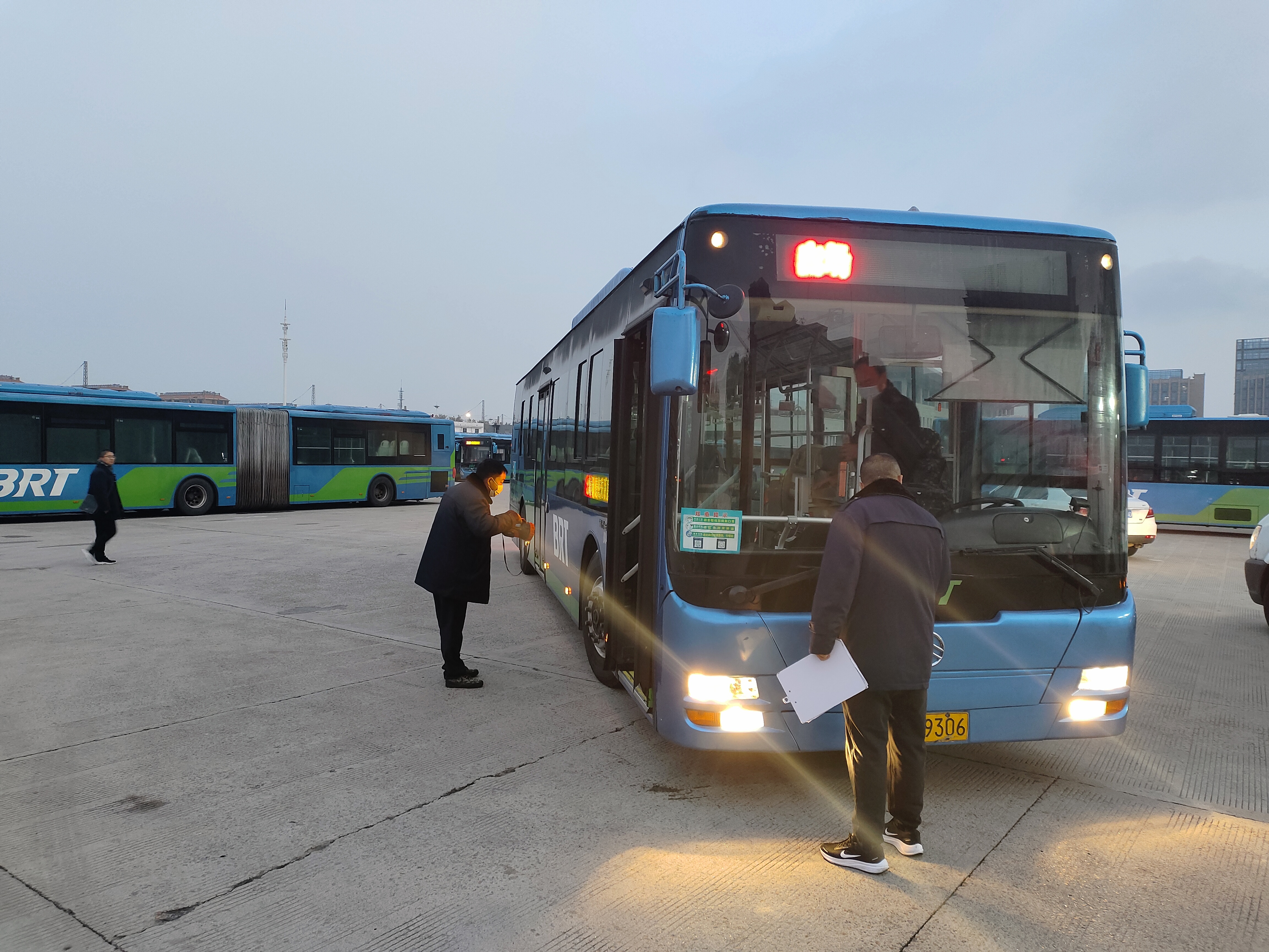 公交集團(tuán)快速公交事業(yè)部開(kāi)展創(chuàng)文車輛專項(xiàng)排查工作