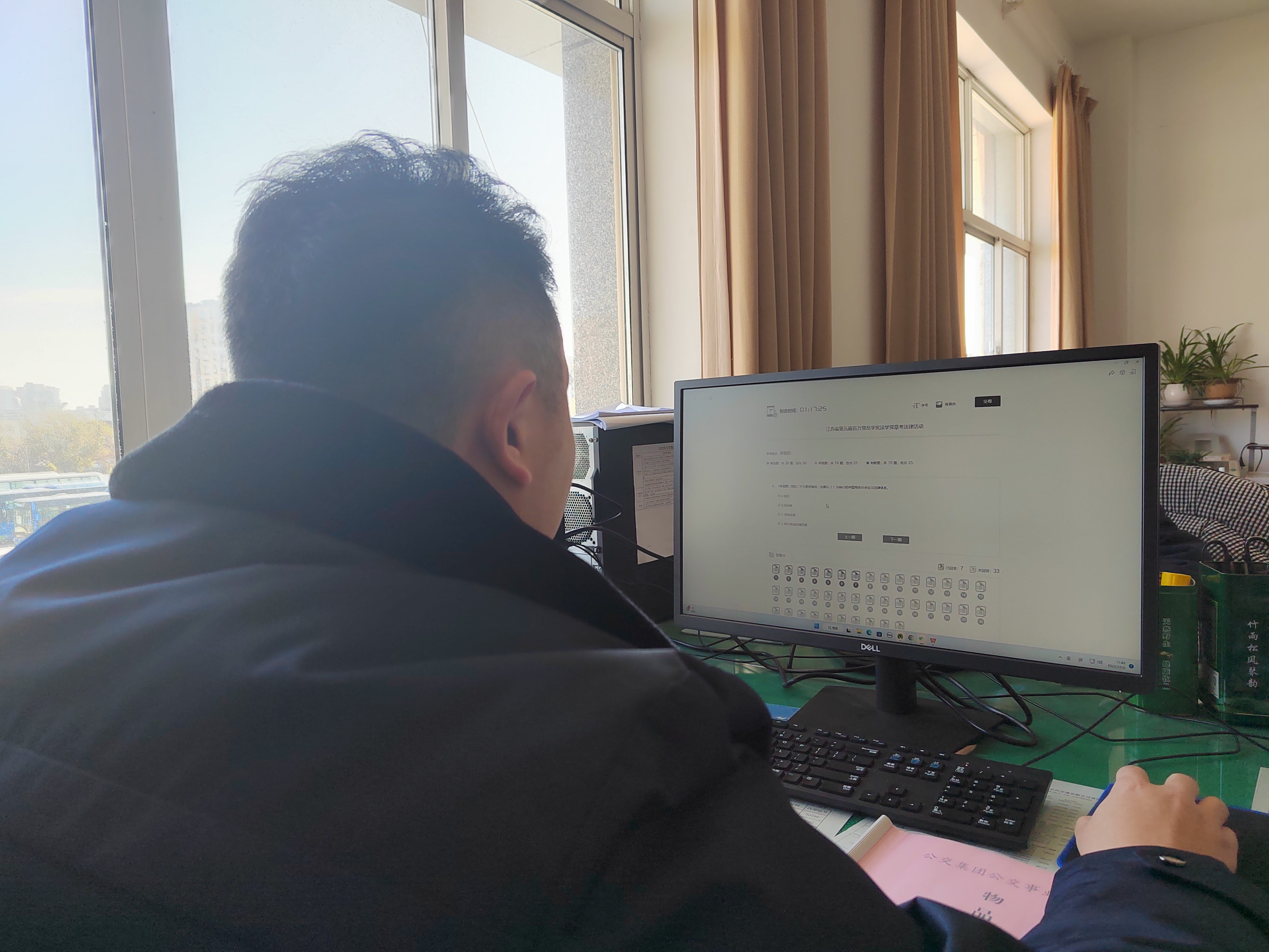 公交集團公交事業(yè)二部組織開展江蘇省第五屆百萬黨員學(xué)憲法學(xué)黨章考法活動