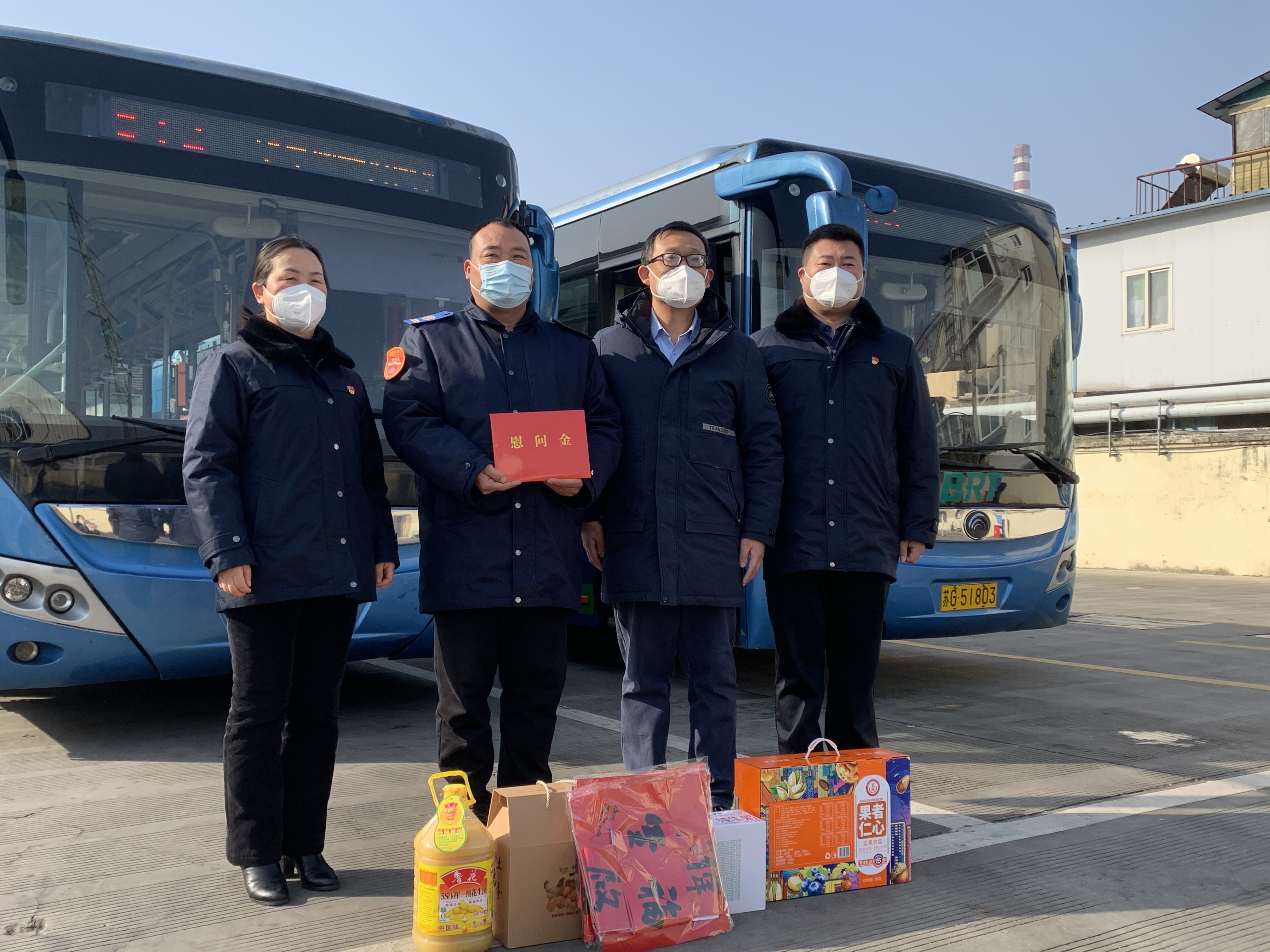 區(qū)委宣傳部副部長、文明辦主任、海州區(qū)委霍部長走訪慰問見義勇為駕駛員龐洪剛