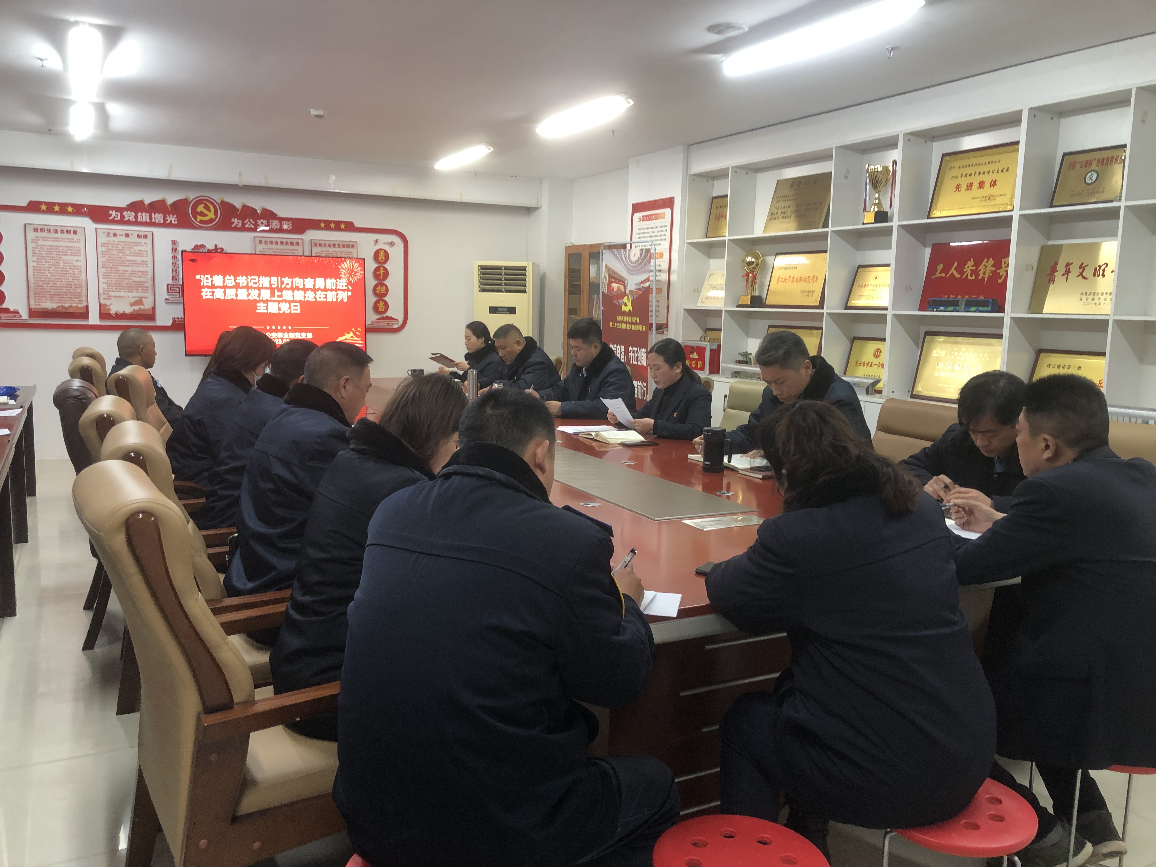 快速公交事業(yè)部黨支部開展“沿著總書記指引方向奮勇前進(jìn)、在高質(zhì)量發(fā)展上繼續(xù)走在前列”主題黨日活動(dòng)