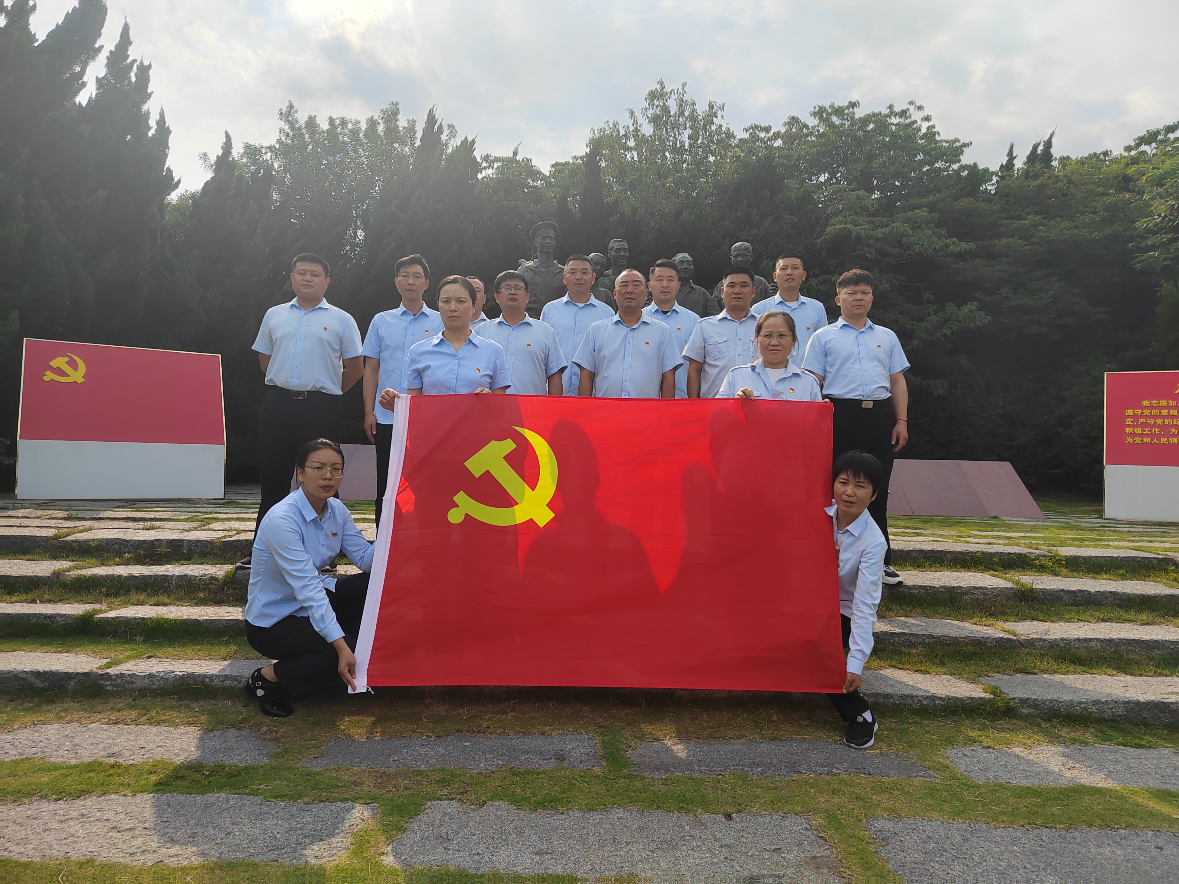 走進“鄧小平和人民在一起”雕塑公園，公交集團公交事業(yè)二部黨支部理論學(xué)習(xí) 中心組（擴大）開展現(xiàn)場研學(xué)