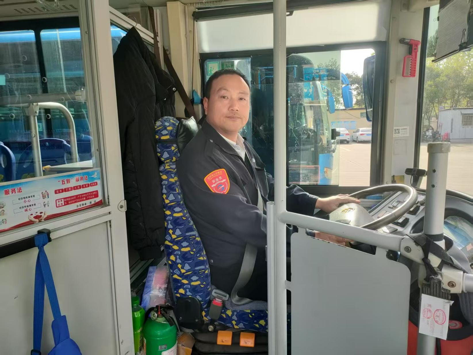公交60路駕駛員朱小亮暖心服務(wù)獲九旬老人點贊