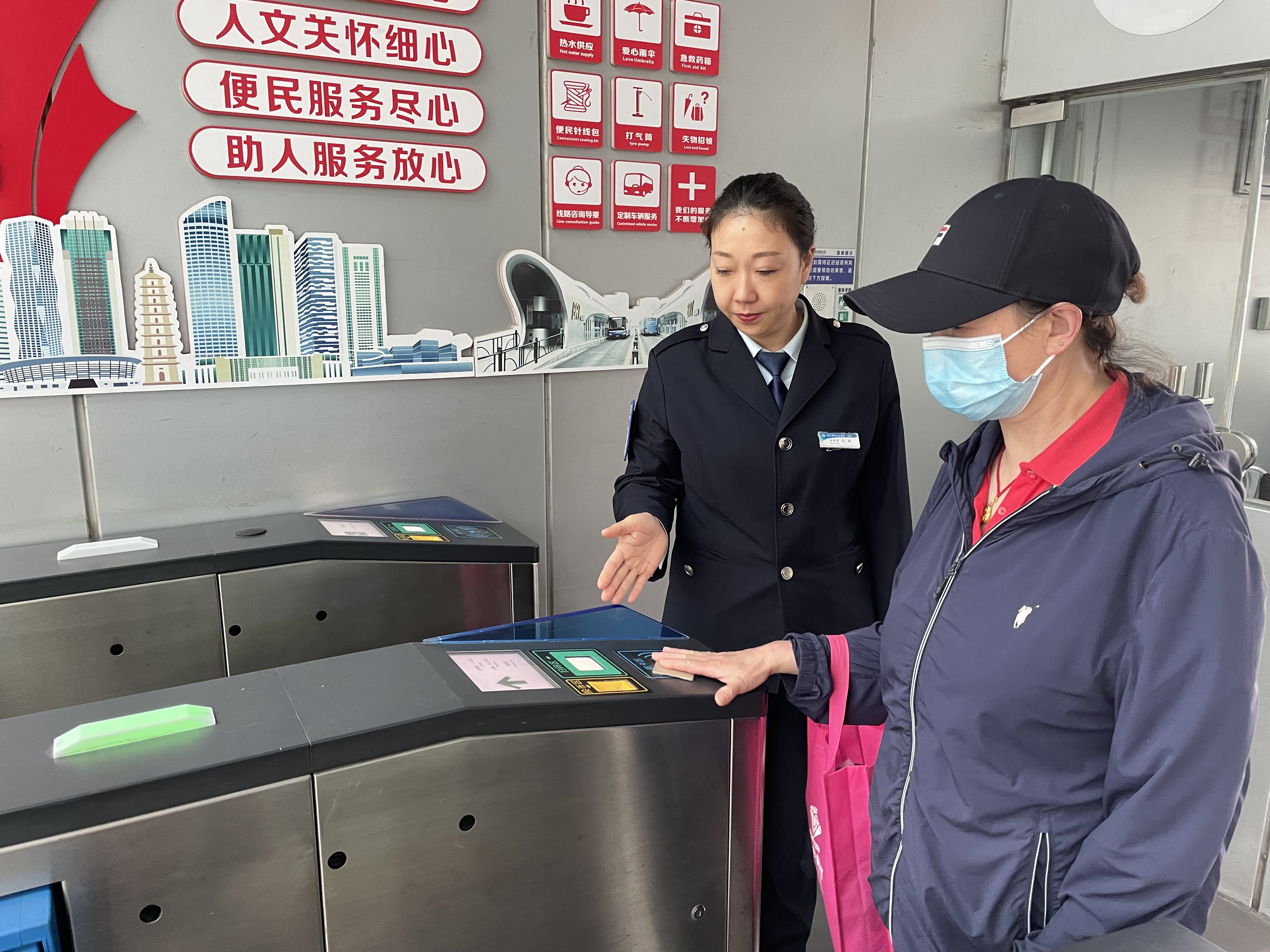 耐心陪伴，助迷路老人回家