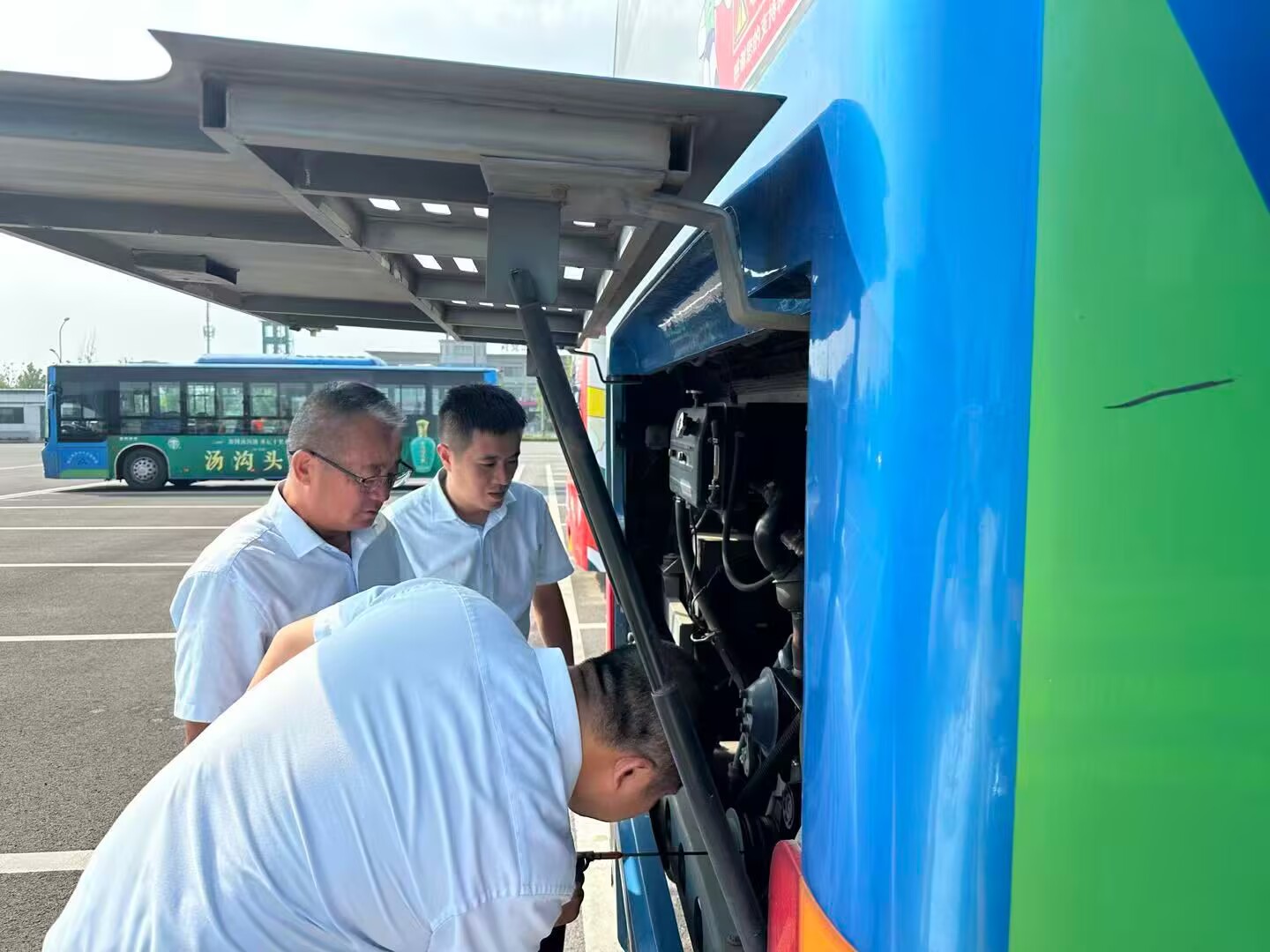 公交集團(tuán)海通公交公司積極應(yīng)對(duì)高溫天氣強(qiáng)化安全管理