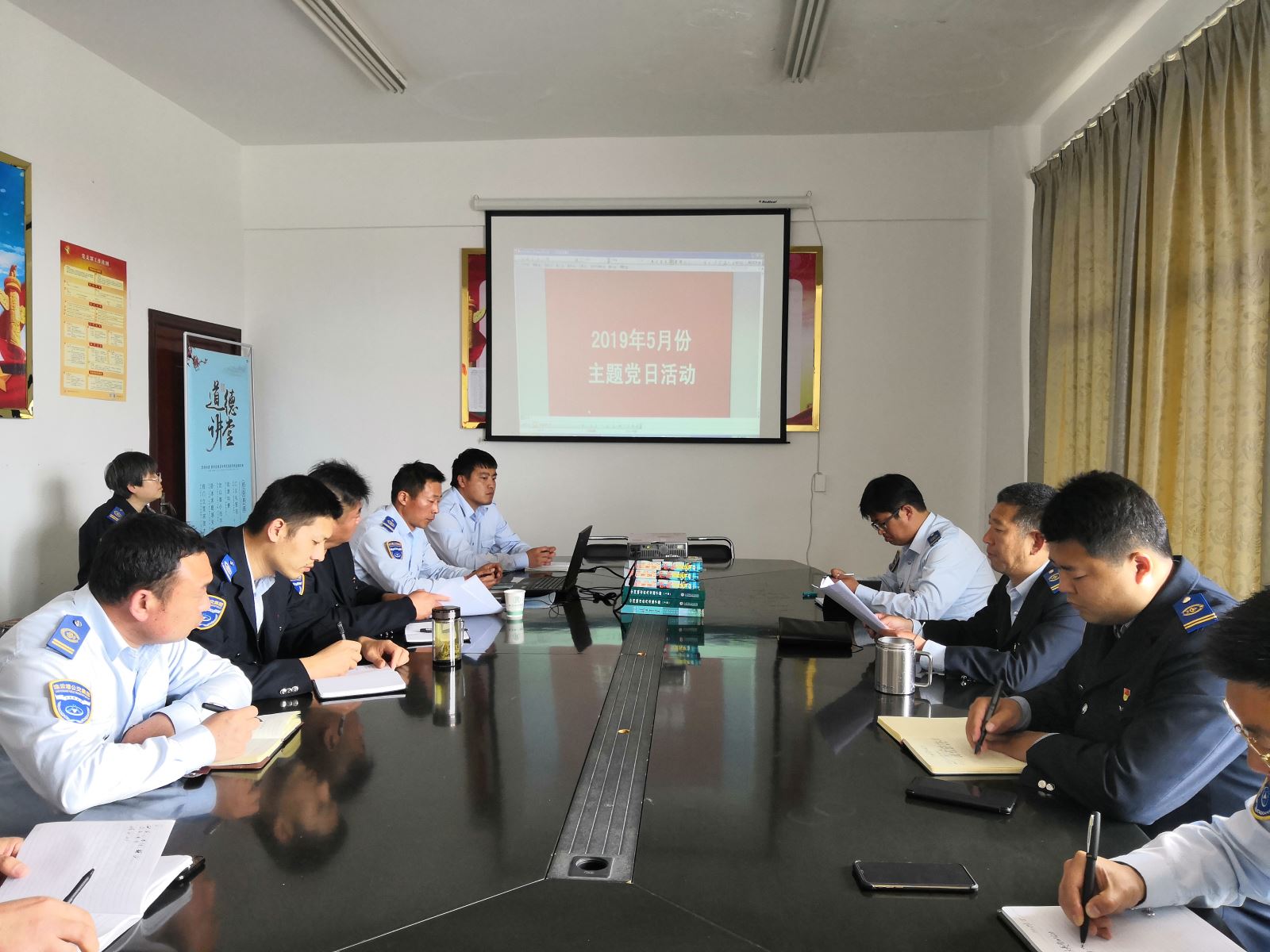 公交集團公交事業(yè)二部開展“學懂黨內法規(guī)，建強組織體系”主題黨日活動