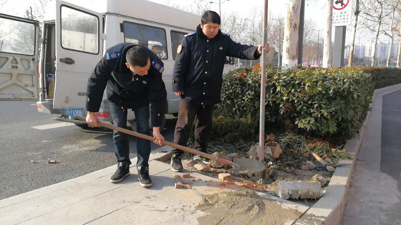 公交集團(tuán)開展市區(qū)簡(jiǎn)易式公交站牌排查整改工作