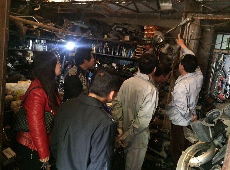 公交維修公司黨員干部協(xié)助社區(qū)開展街道“安檢、違章”治理活動(dòng)