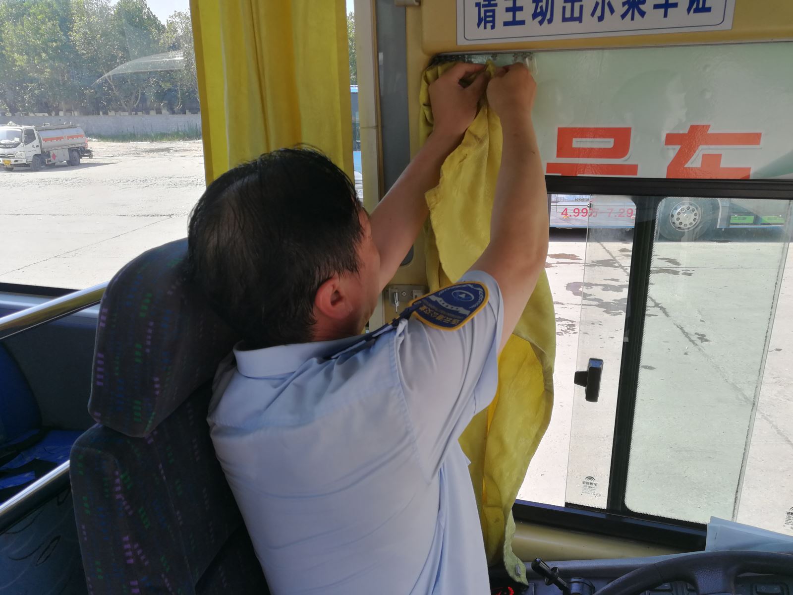 公交集團(tuán)佳連公司清洗窗簾 營(yíng)造清涼舒適車廂氛圍