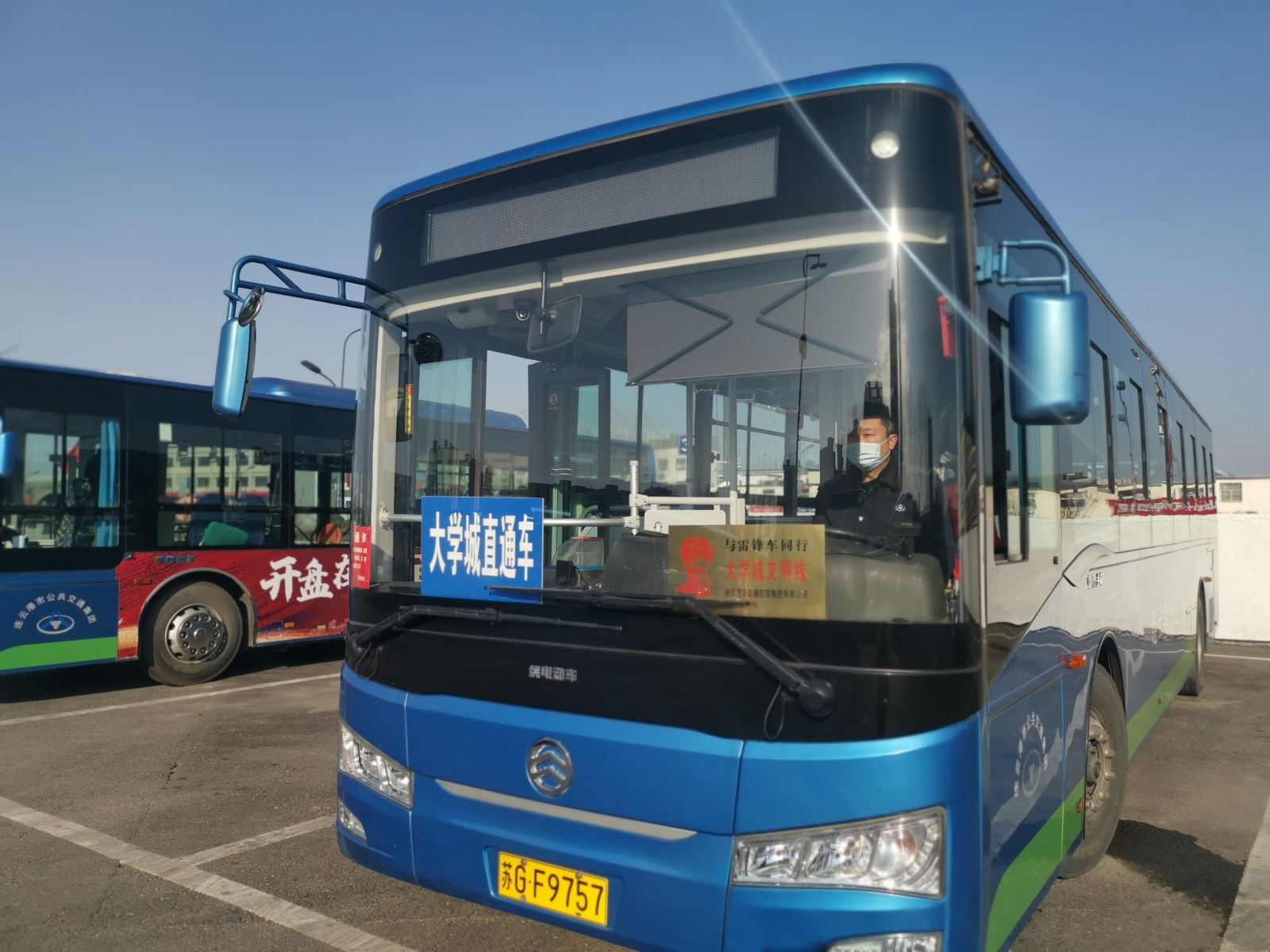 公交集團(tuán)公交事業(yè)一部 開(kāi)通大學(xué)城返校直通車 確?？土髌椒€(wěn)疏導(dǎo)