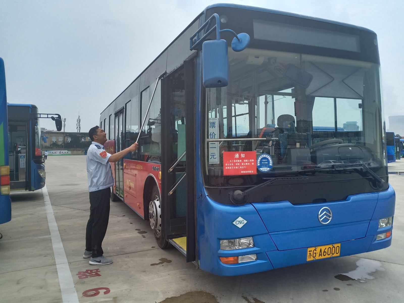 公交集團(tuán)公交事業(yè)一部雨后車凈，為創(chuàng)文助力