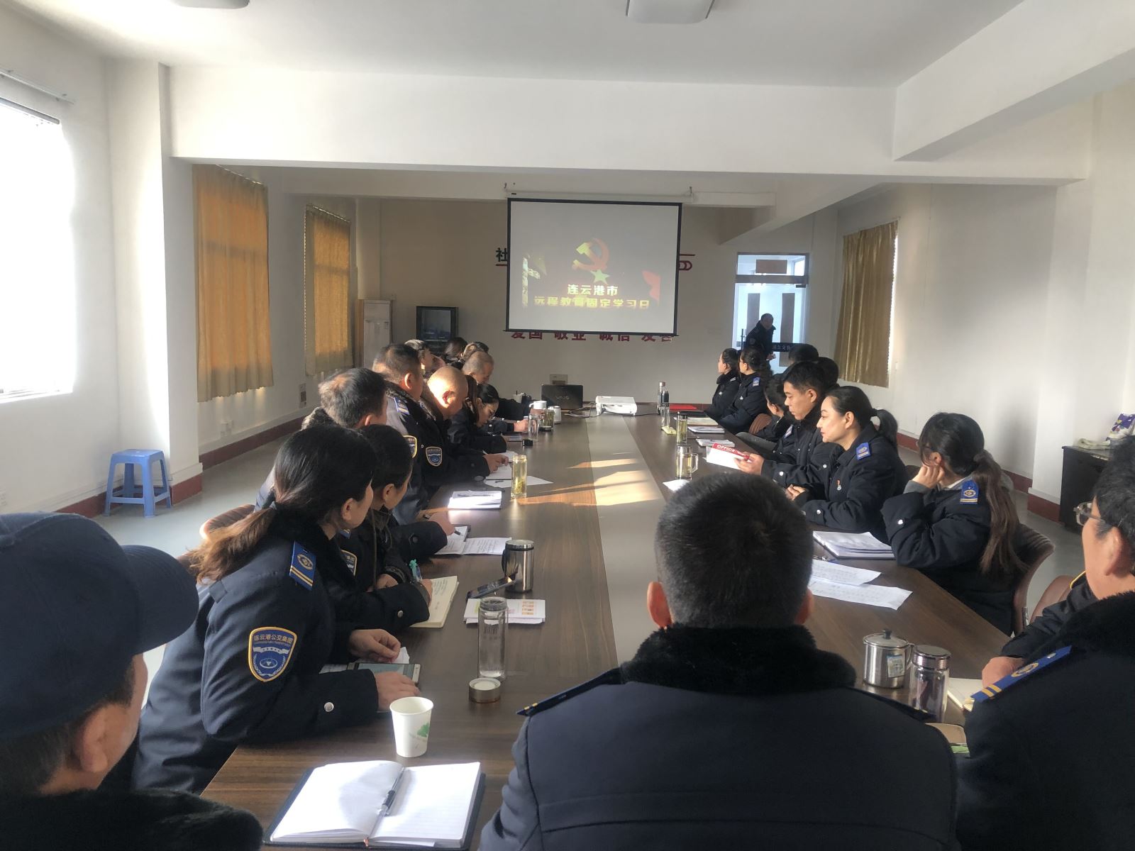 公交集團(tuán)公交事業(yè)一部、公交事業(yè)二部組織觀看專題片《必由之路》