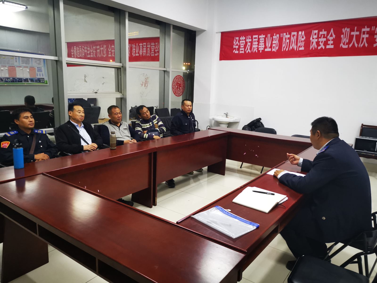 公交集團經營發(fā)展事業(yè)部召開游7路運營服務專題會議