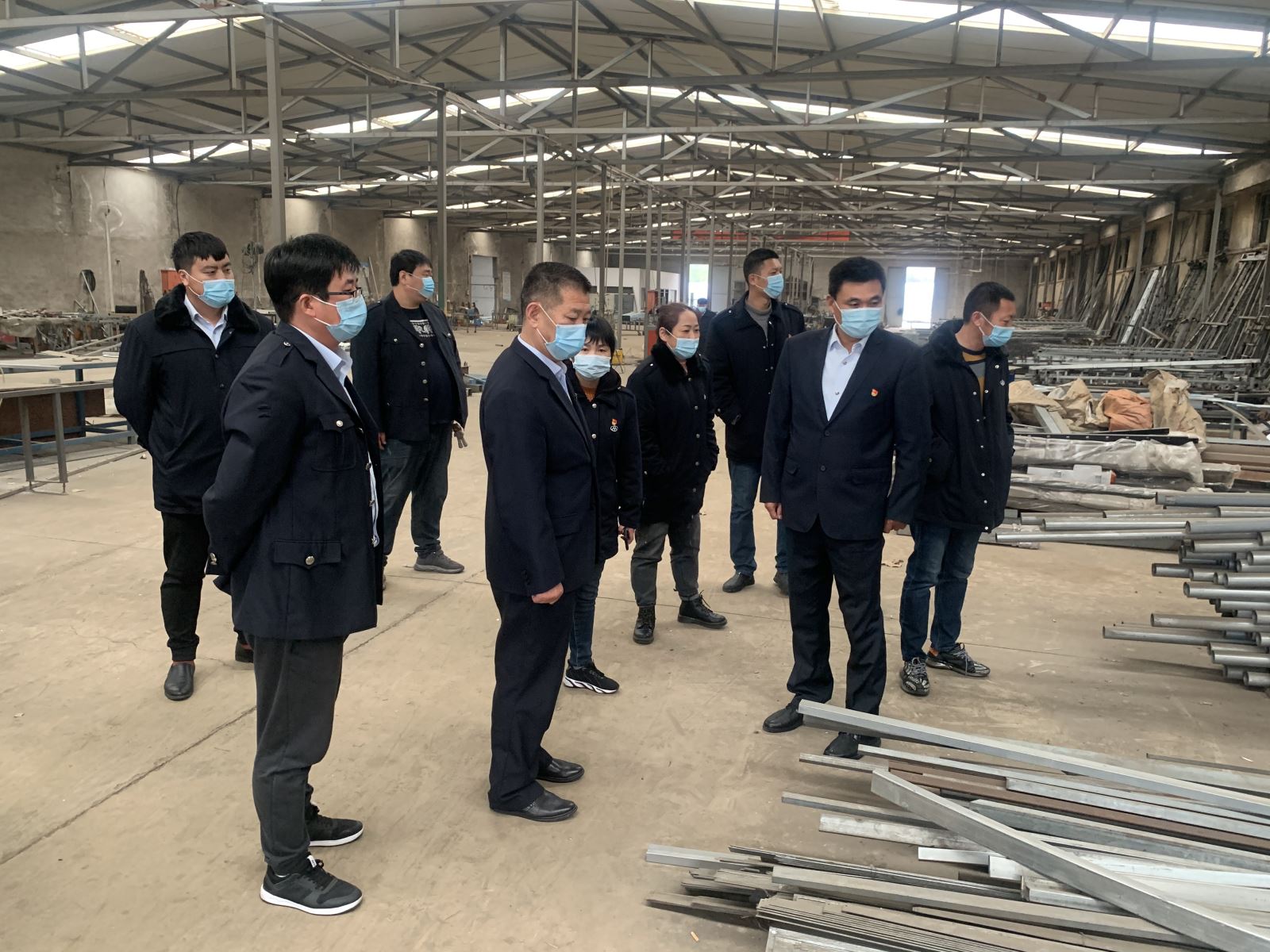 公交集團(tuán)公交事業(yè)二部開展“黨建引領(lǐng)富民路，脫貧攻堅(jiān)當(dāng)先鋒”主題黨日活動(dòng)