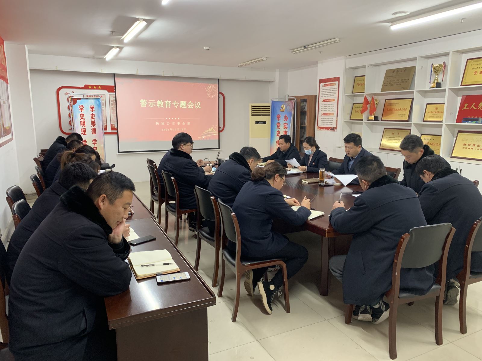 公交集團(tuán)快速公交事業(yè)部召開疫情防控專項(xiàng)會(huì)議