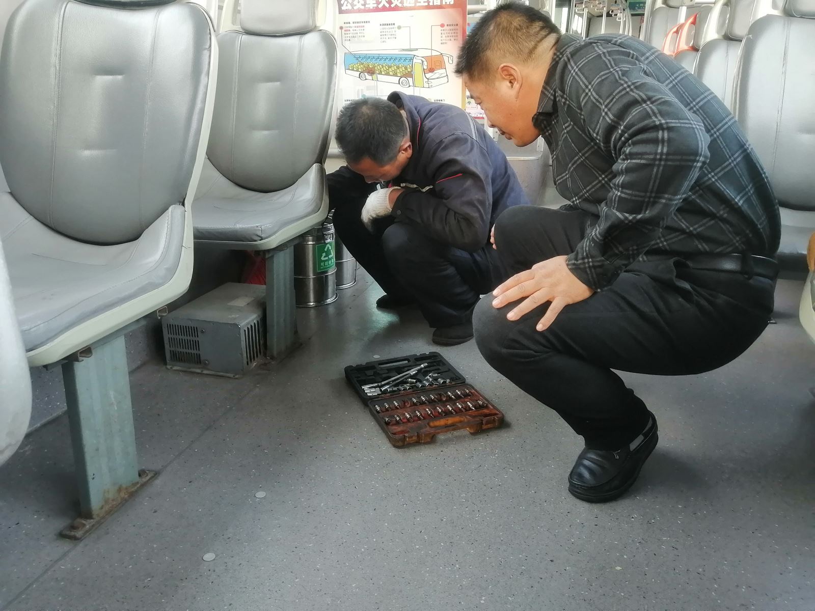 公交集團(tuán)快速公交事業(yè)部開展車輛暖風(fēng)系統(tǒng)專項檢查工作