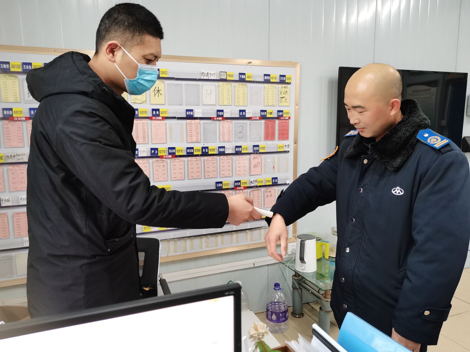 公交集團(tuán)公交事業(yè)二部持續(xù)開展春運(yùn)期間駕駛員崗前溫度酒精、血壓測(cè)試工作