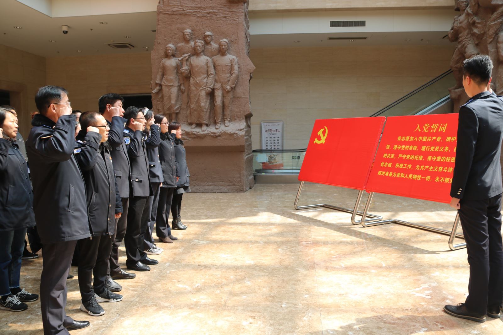 公交集團(tuán)機(jī)關(guān)總支開展“緬懷先烈憶初心、傳承精神勇?lián)?dāng)”主題黨日活動