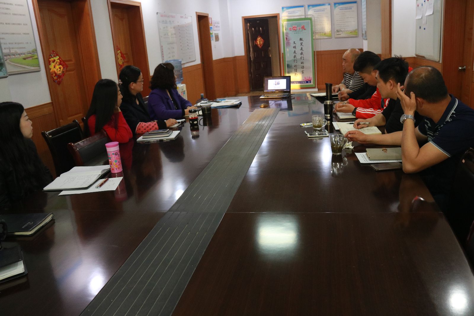 公交新浦公司組織固定學(xué)習(xí)日觀看《船廠諜影》、《追夢(mèng)英雄》
