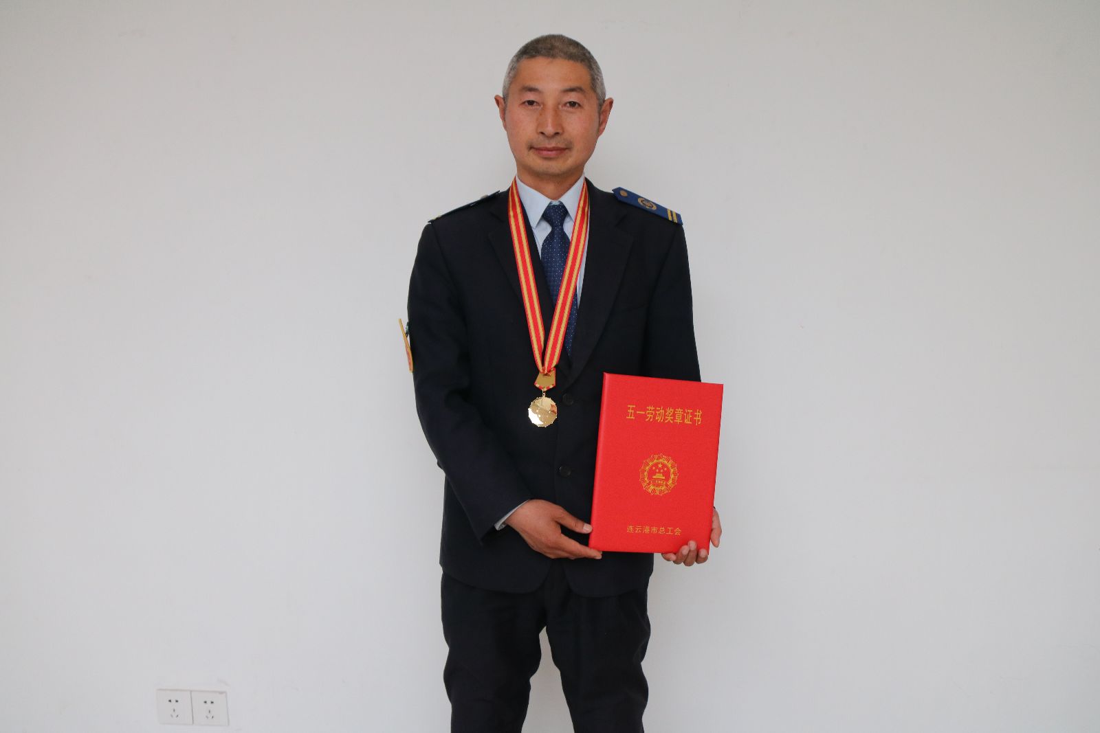 公交集團(tuán)駕駛員劉明榮獲連云港市五一勞動(dòng)獎(jiǎng)?wù)?/></a></em>
        <div>
        <span><a href=