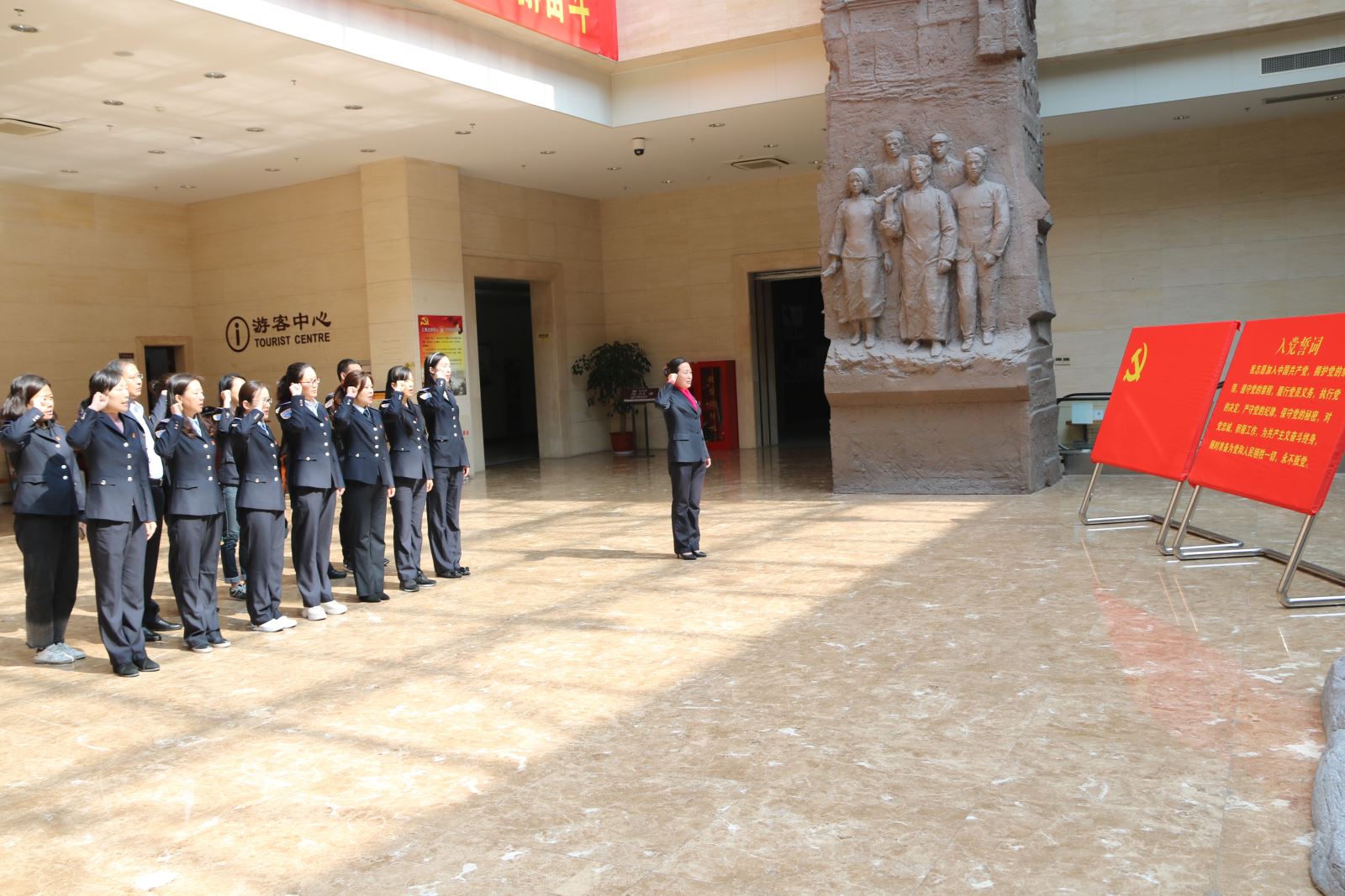 公交集團(tuán)機(jī)關(guān)黨總支開展“不忘初心，牢記使命“革命傳統(tǒng)教育——組織黨員參觀 市革命紀(jì)念館