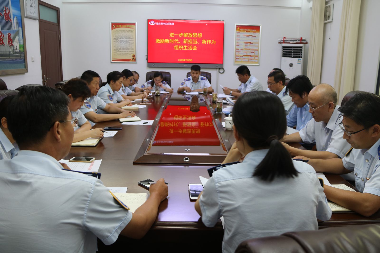 公交集團機關黨總支召開“進一步解放思想，激勵新時代新?lián)斝伦鳛椤睂ｎ}組織生活會